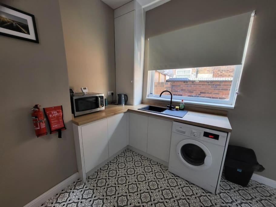 4 Bedroom House, 8 Min To City! 맨체스터 외부 사진