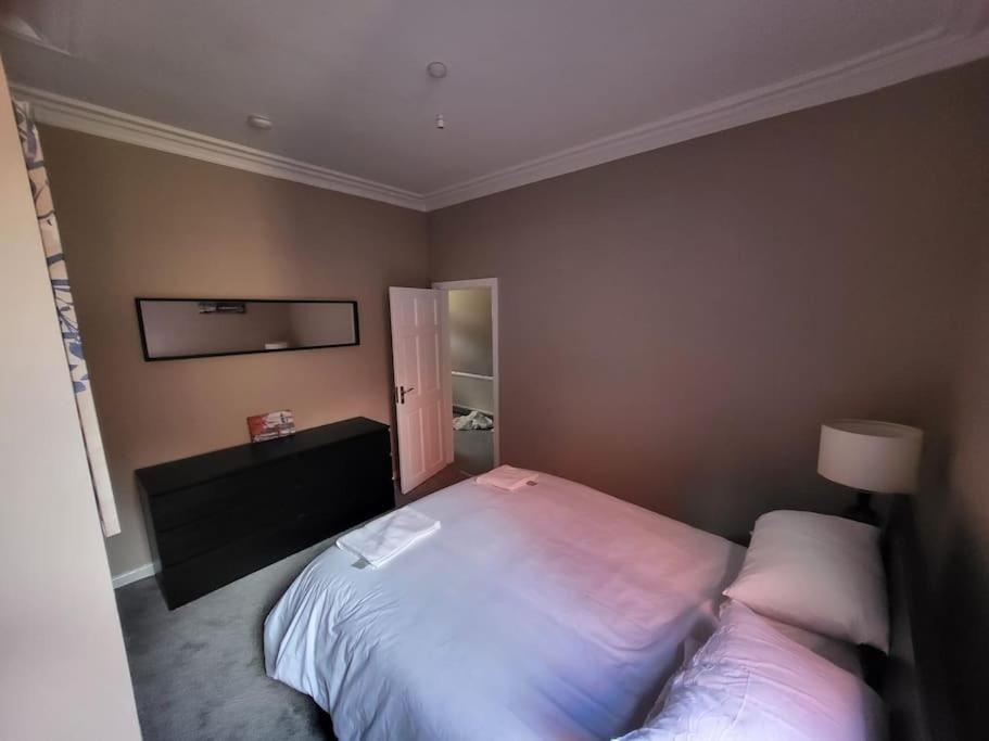 4 Bedroom House, 8 Min To City! 맨체스터 외부 사진