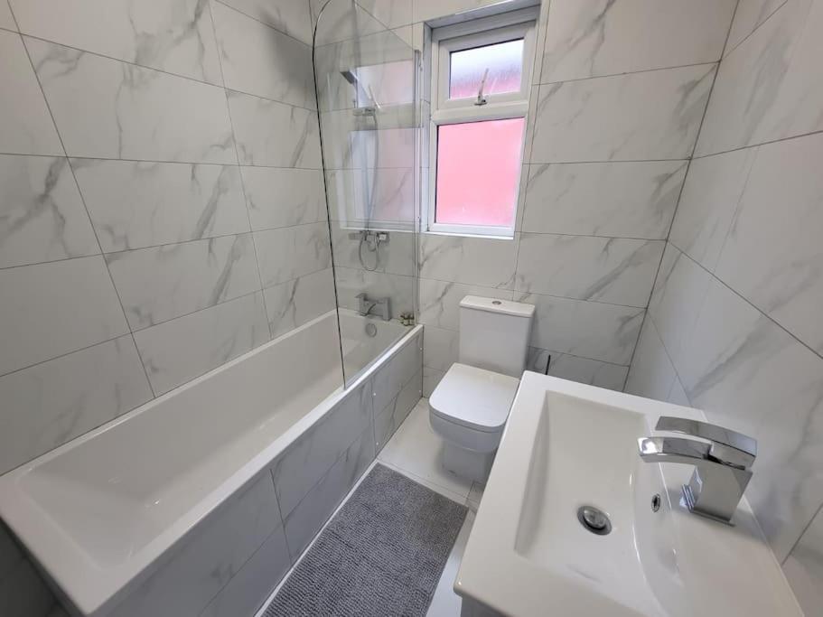 4 Bedroom House, 8 Min To City! 맨체스터 외부 사진